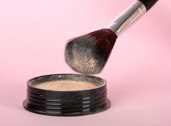 Powder and brush on pink background — Stock Photo, Image