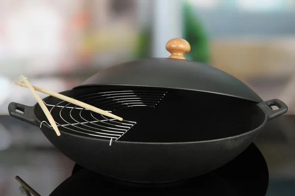 Padella wok nero sul forno da cucina, da vicino — Foto Stock