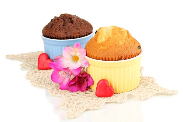 Cupcakes in bowls for baking isolated on white — Stock Photo, Image