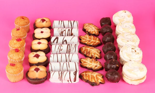 Galletas dulces sobre fondo rosa — Foto de Stock