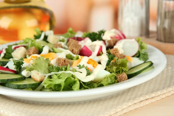 Frischer gemischter Salat mit Eiern, Salatblättern und anderem Gemüse auf hellem Hintergrund — Stockfoto