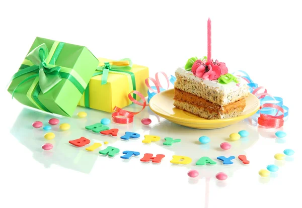 Bolo de aniversário colorido com vela e presentes isolados em branco — Fotografia de Stock