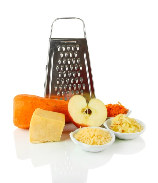 Kovové struhadlo a jablko, sýr, mrkev, izolované na bílém — Stock fotografie