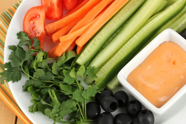 Bâtonnets de légumes crus assortis dans une assiette close up — Photo