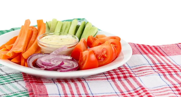 Surtido de verduras crudas palos en plato en servilleta aislada en blanco —  Fotos de Stock
