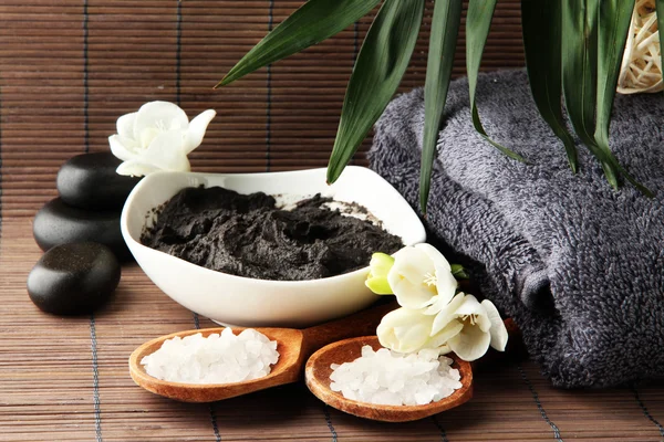 Σύνθεση με καλλυντικά πηλό για θεραπείες spa, σε φόντο μπαμπού — Φωτογραφία Αρχείου