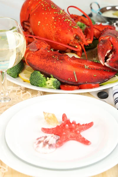 Lagosta vermelha na bandeja na mesa de serviço close-up — Fotografia de Stock