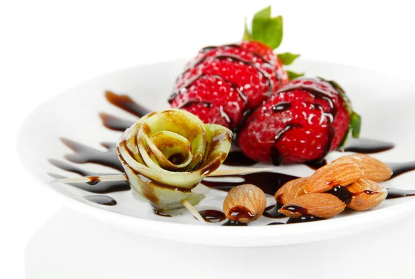 Fruta en chocolate aislado sobre blanco —  Fotos de Stock