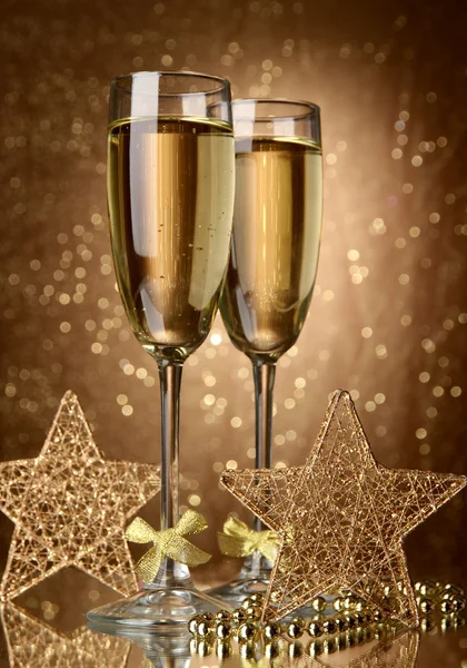 Two glasses of champagne on bright background with lights — Stock Photo, Image