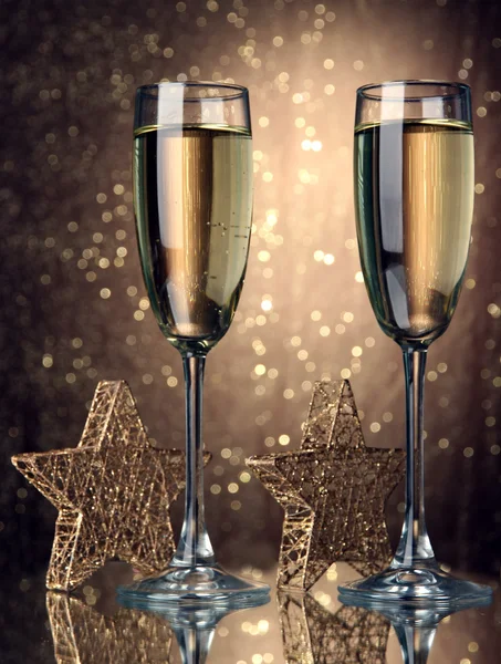 Two glasses of champagne on bright background with lights — Stock Photo, Image