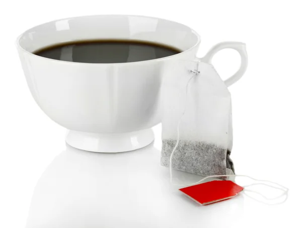 Tasse Tee mit Teebeutel isoliert auf weiß. — Stockfoto