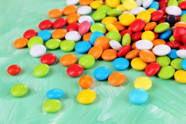 yeşil arka plan üzerinde renkli şekerler