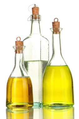 Özgün cam şişeler üzerine beyaz izole salata sosu ile