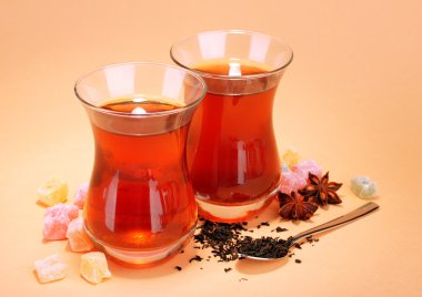 Türk çayı ve rahat lokum, bej renkli arka plan üzerinde bardak