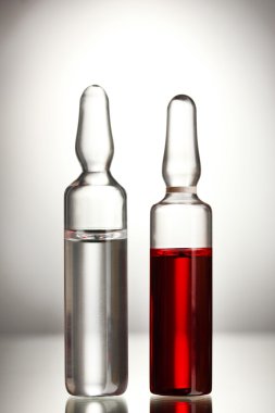 Gri arka planda tıbbi ampule