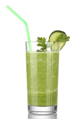 yeşil sebze suyu üzerinde beyaz izole