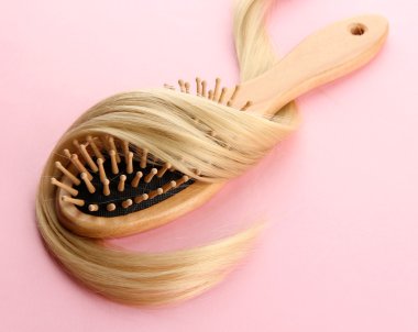 ahşap tarak fırça saçlı, pembe bir arka plan üzerinde