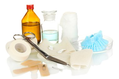 beyaz izole sarmak için İlkyardım çantası