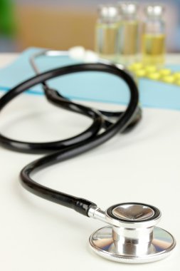 Masanın üzerinde yatan stetoskop yakın çekim