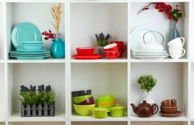 sofra ve deco ile güzel beyaz raflar