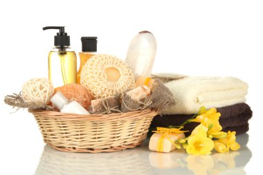 Kozmetik Şişeler ve üzerinde beyaz izole sabun sepeti,
