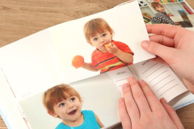 eller ve ahşap masa üzerinde fotoğraf albüm fotoğrafları