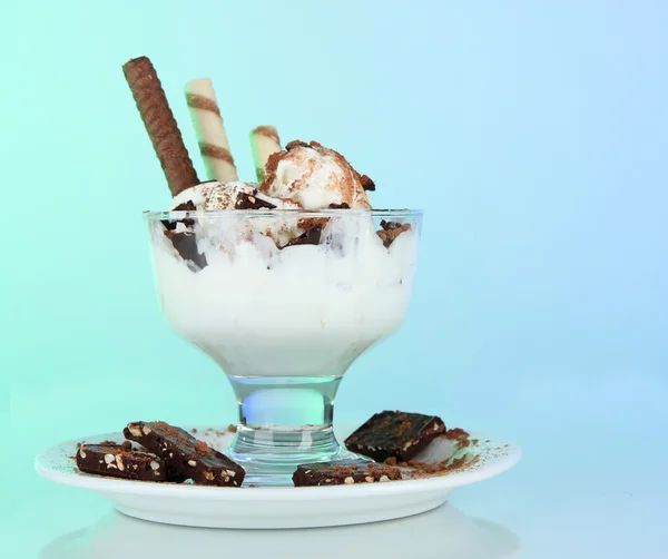 Sorvete com palitos de wafer no fundo azul — Fotografia de Stock