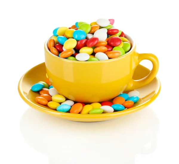 Красочные конфеты в чашке изолированы на белом — стоковое фото