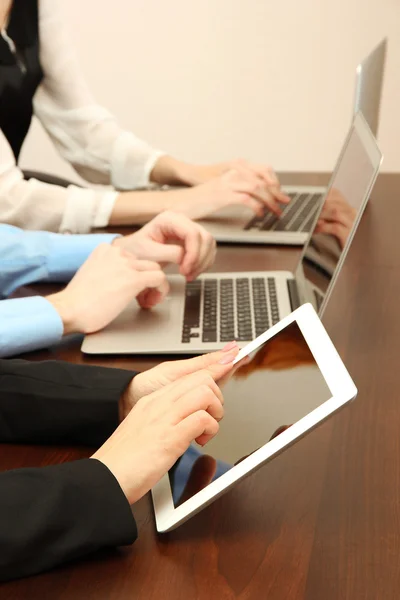 Mãos femininas com tablet digital no fundo do escritório . — Fotografia de Stock