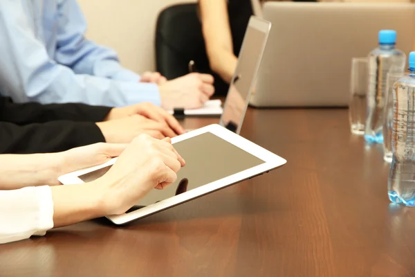 Mani femminili con tablet digitale su sfondo ufficio . — Foto Stock