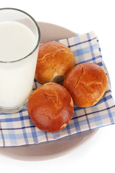 Rolos de pão e vidro de leite isolado em branco — Fotografia de Stock