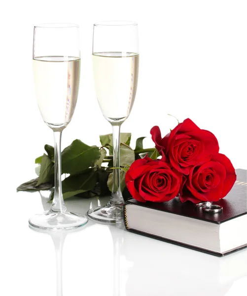 在圣经 》 与玫瑰和白色上孤立的香槟酒杯上的结婚戒指 — 图库照片
