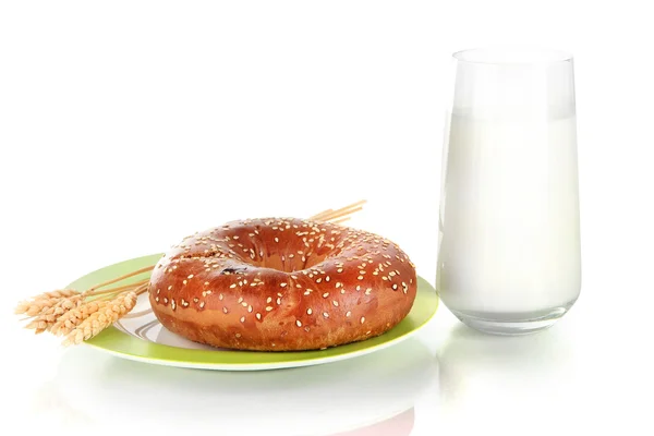 Rouleau de pain et verre de lait isolé sur blanc — Photo