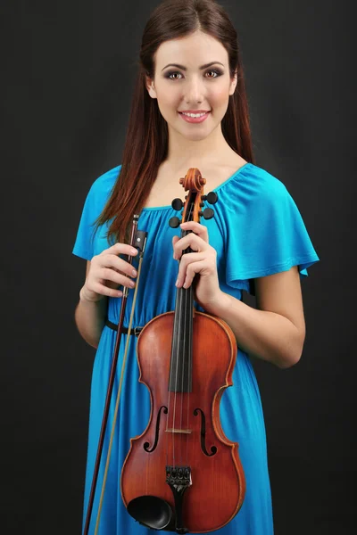 Belle jeune fille avec violon sur fond gris — Photo