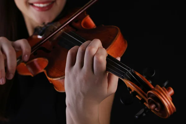 Músico tocando el violín sobre fondo negro — Foto de Stock