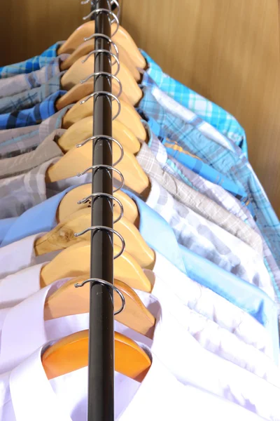 Ανδρικά πουκάμισα σε κρεμάστρες στην ντουλάπα — Φωτογραφία Αρχείου