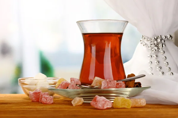 Скло турецький чай і Рахат lokum на дерев'яні таблиці — стокове фото