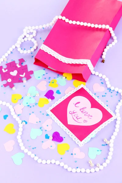 Bella composizione di carta San Valentino e decorazioni su sfondo viola primo piano — Foto Stock