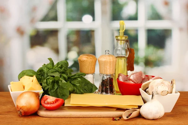 Lasagne ingredience na světlé pozadí — Stock fotografie