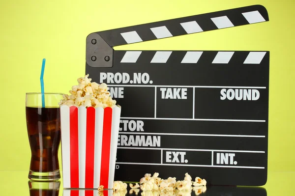 Film Filmklapper, cola en popcorn op achtergrond — Stockfoto