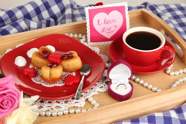 Ontbijt op bed op Valentijnsdag close-up — Stockfoto