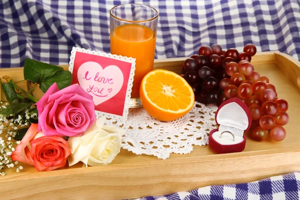 Frukost på sängen på alla hjärtans dag närbild — Stockfoto