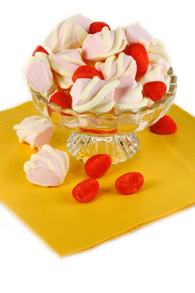 Marshmallow delicato in vaso di vetro isolato su bianco — Foto Stock