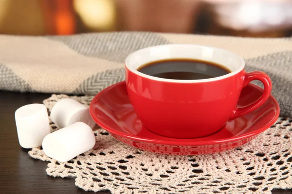 Tazza di caffè con sciarpa sul tavolo in camera — Foto Stock