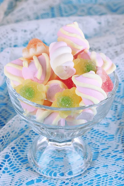 Gentle marshmallow in glass vase on wooden table close-up — Stock Photo, Image