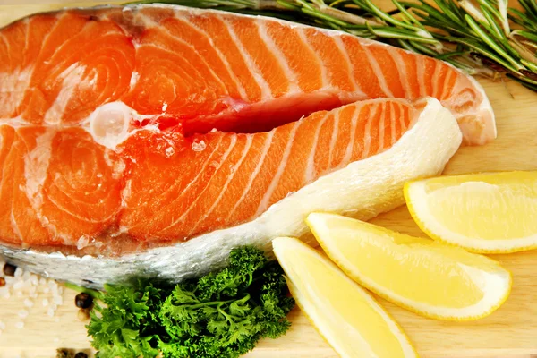 Fresh salmon steak on cutting board,close up — Stock Photo, Image