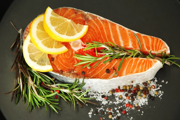 Filete de salmón fresco en la sartén, de cerca — Foto de Stock