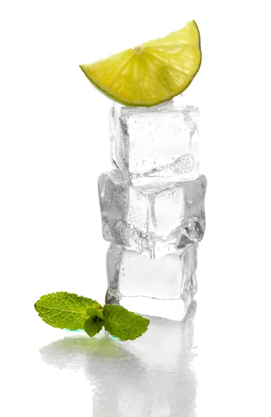 Gelo com hortelã e limão isolado sobre branco — Fotografia de Stock