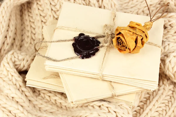 Стаи старых писем с сушеной розой на мягком шарфе — стоковое фото