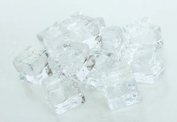 Hielo aislado sobre blanco — Foto de Stock